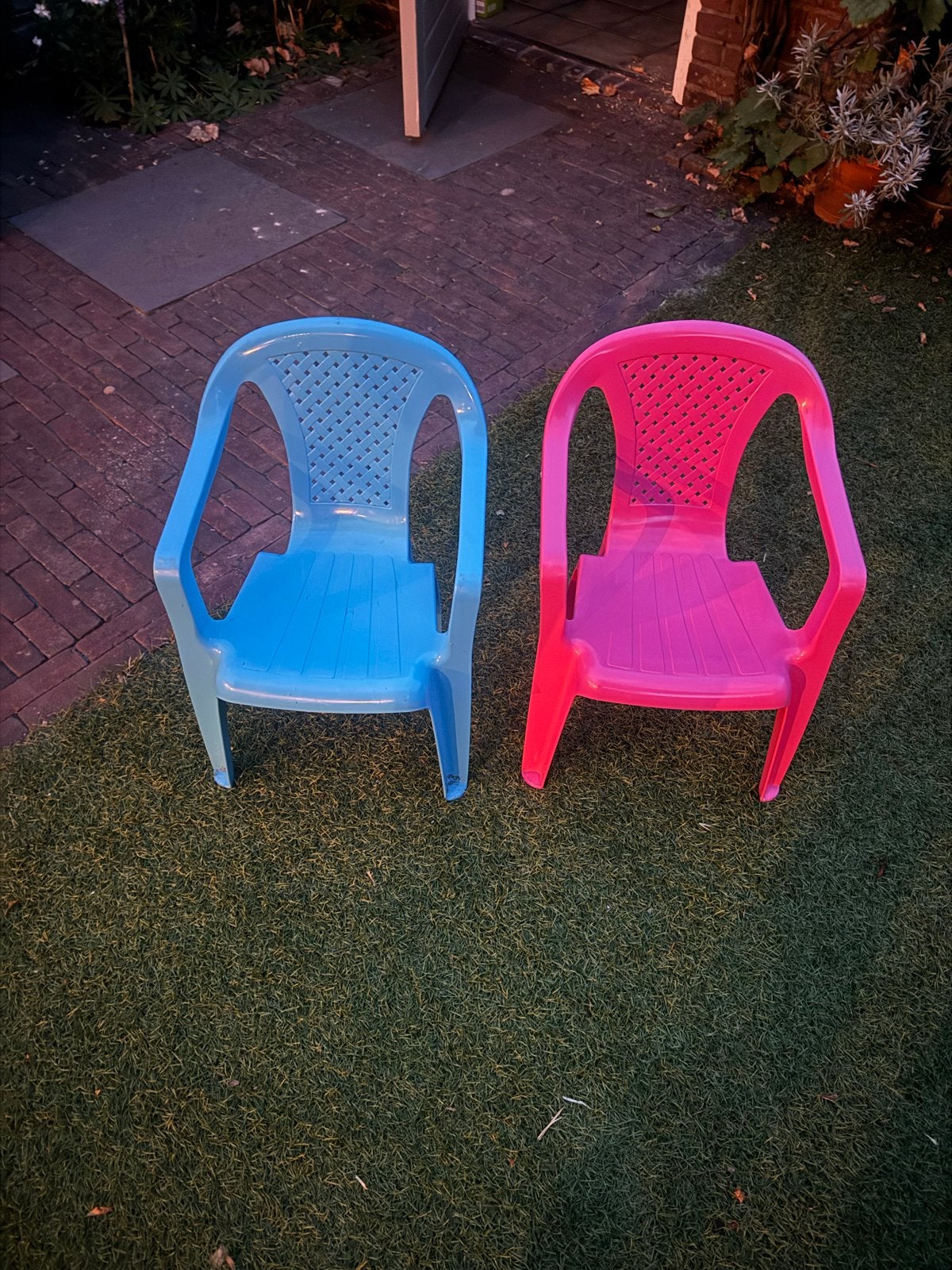 2 plastic kinderstoeltjes - blauw en roze, Kinderen en Baby's, Kinderstoelen, Ophalen, Gebruikt, Overige typen