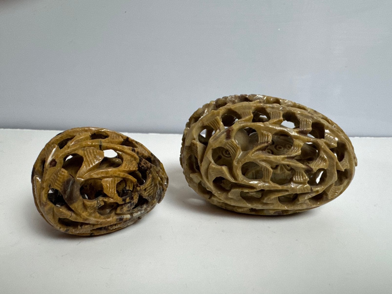 2 mooie Chinese openwork stenen sier-eieren – handgesneden