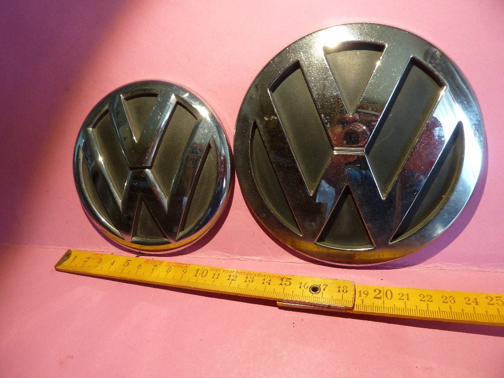 V W  EMBLEMEN     13 en 11 cm. DOORSNEDE, Ophalen of Verzenden, Zo goed als nieuw