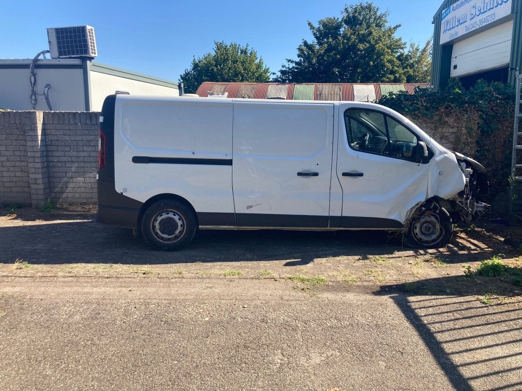 Te koop in onderdelen: Renault Trafic 2021, Auto diversen, Schadeauto's, Ophalen, Overige carrosserieën, Renault, Wit