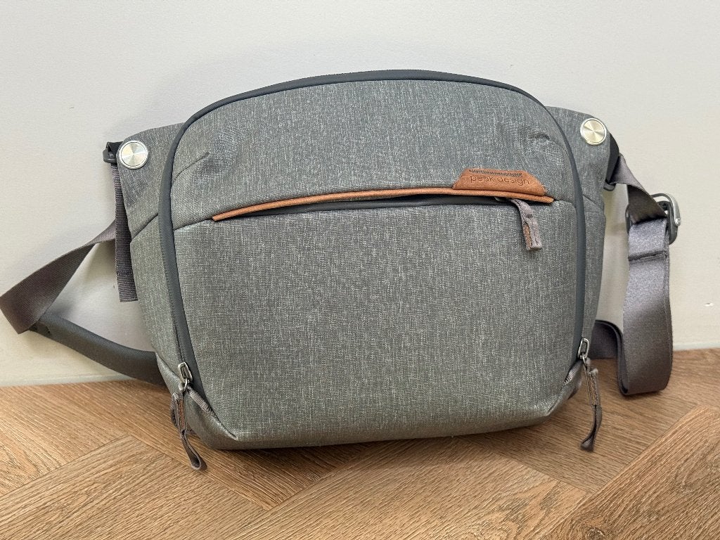 Peak Design Everyday Sling Ash 6l (nieuwstaat), Ophalen of Verzenden, Zo goed als nieuw, Zijvakken, Schoudertas