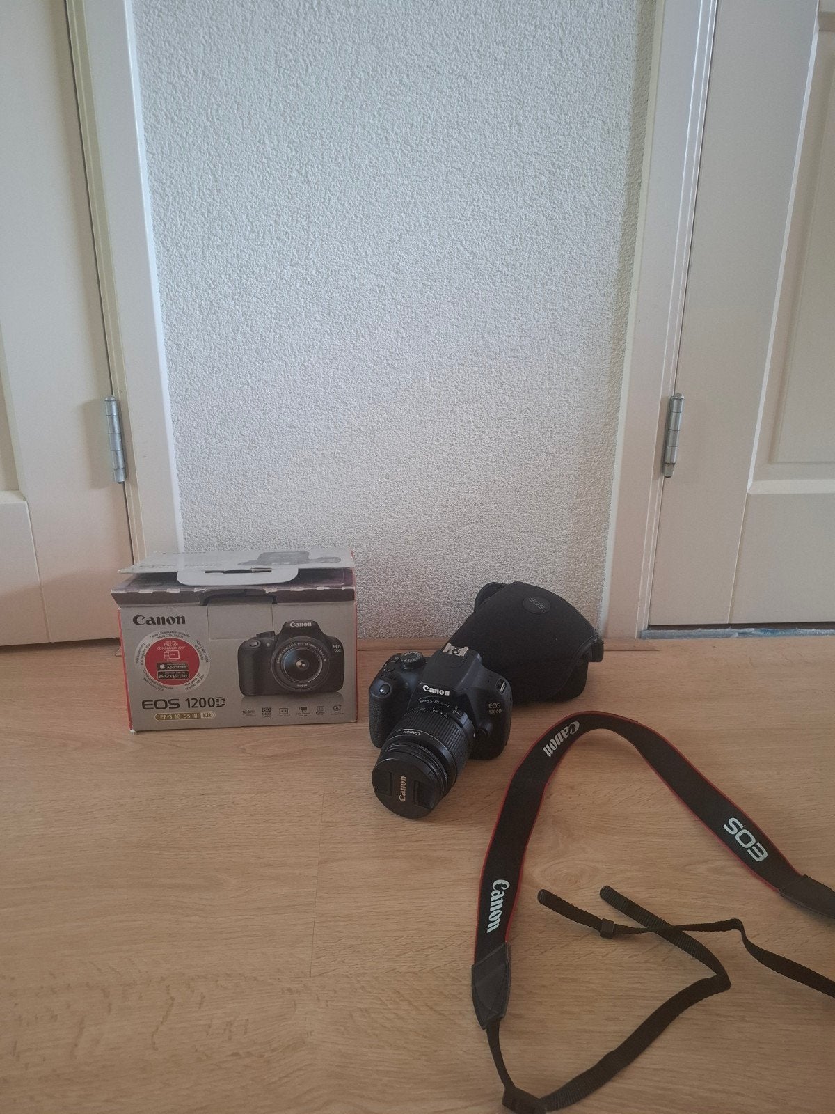Canon EOS 1200D spiegelreflexcamera met oplader, Ophalen of Verzenden, Zo goed als nieuw