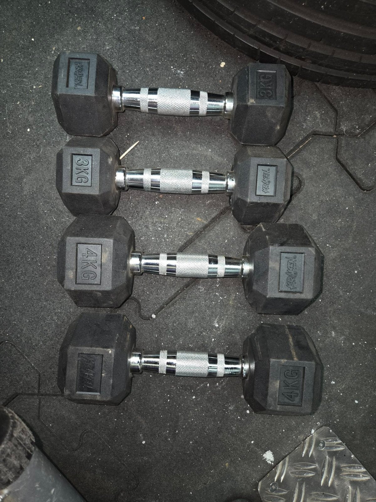 Dumbbells 3kg en 4kg set, Sport en Fitness, Fitnessmaterialen, Ophalen of Verzenden, Gebruikt, Rug, Dumbbell