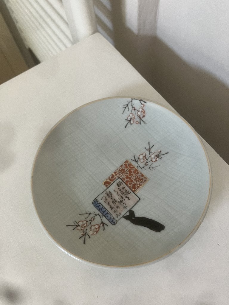 Japans porseleinen bordje met voorstelling en kalligrafie, Ophalen of Verzenden, Zo goed als nieuw, Bord(en), Overige stijlen
