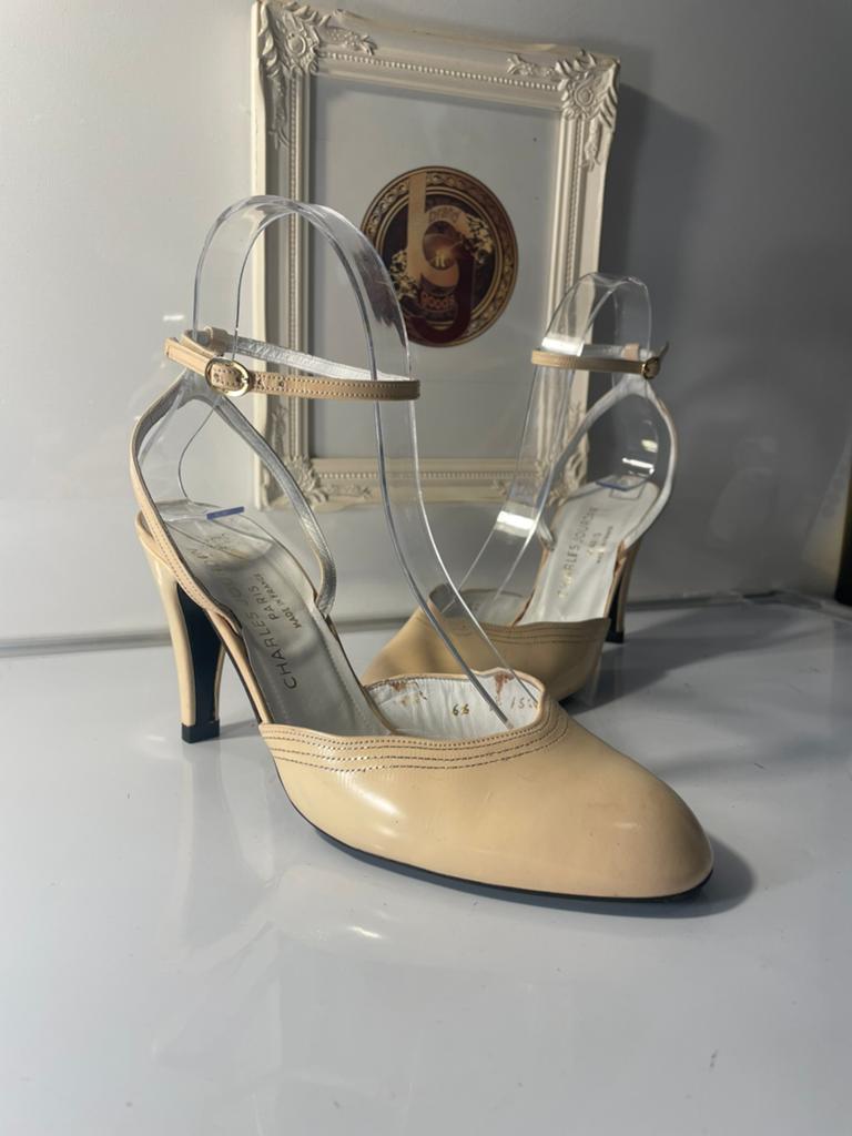 Charles Jourdan Beige Lakleren Hakken EU 37.5 Zeer Goed, Kleding | Dames, Schoenen, Pumps, Beige, Ophalen of Verzenden, Zo goed als nieuw