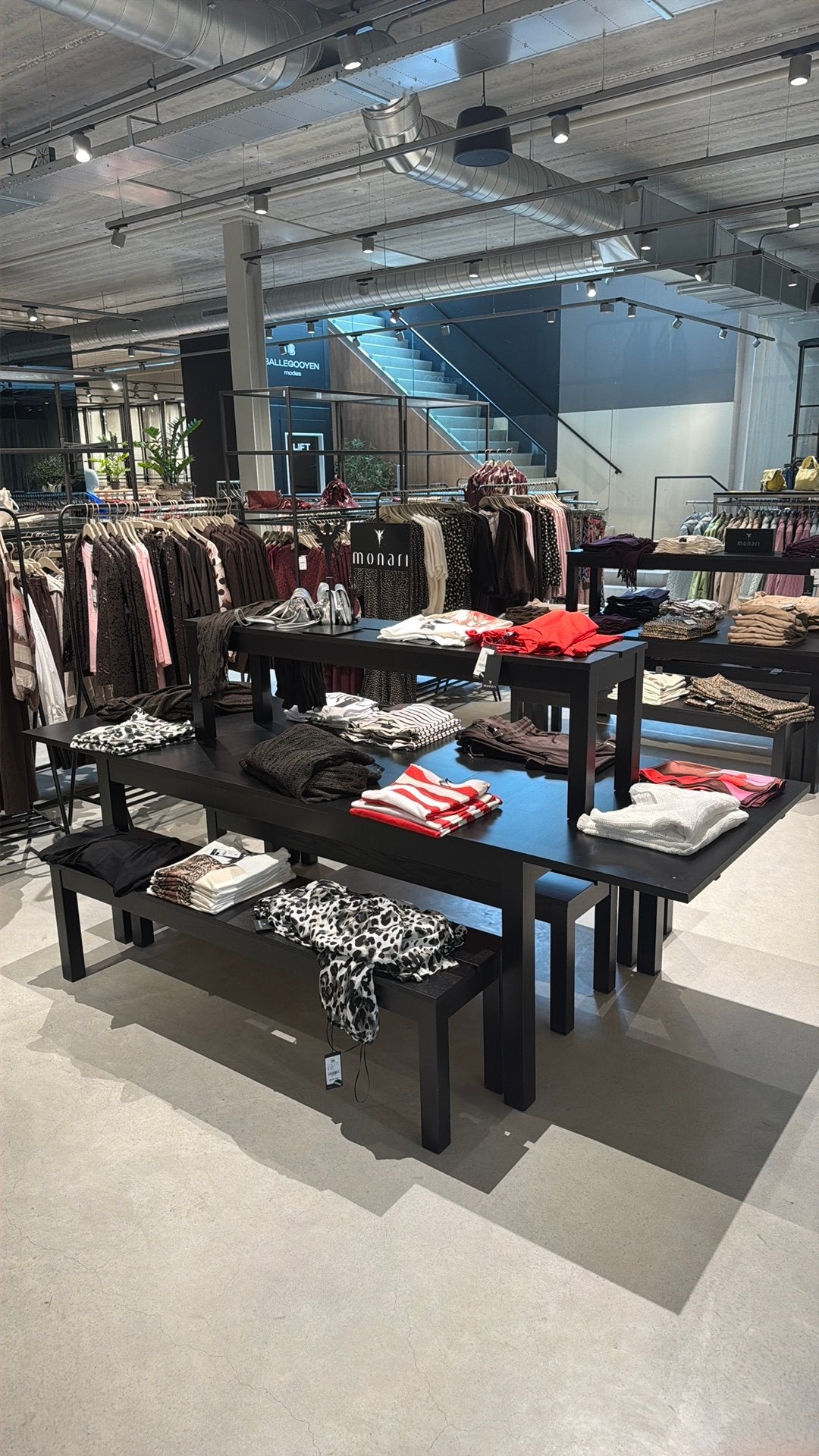 Complete kledingpresentatie – 3 tafels + 13 bijzettafels, Ophalen