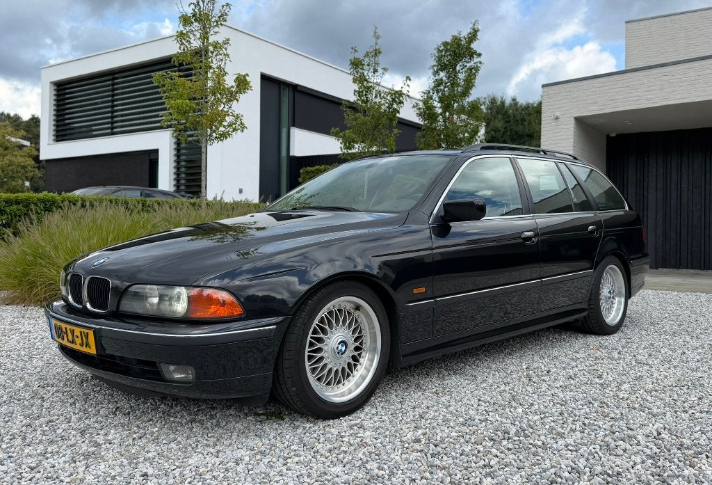 BMW E39 520i – Youngtimer – nw APK – volledige historie, Achterwielaandrijving, Zwart, Zwart, Stationwagon