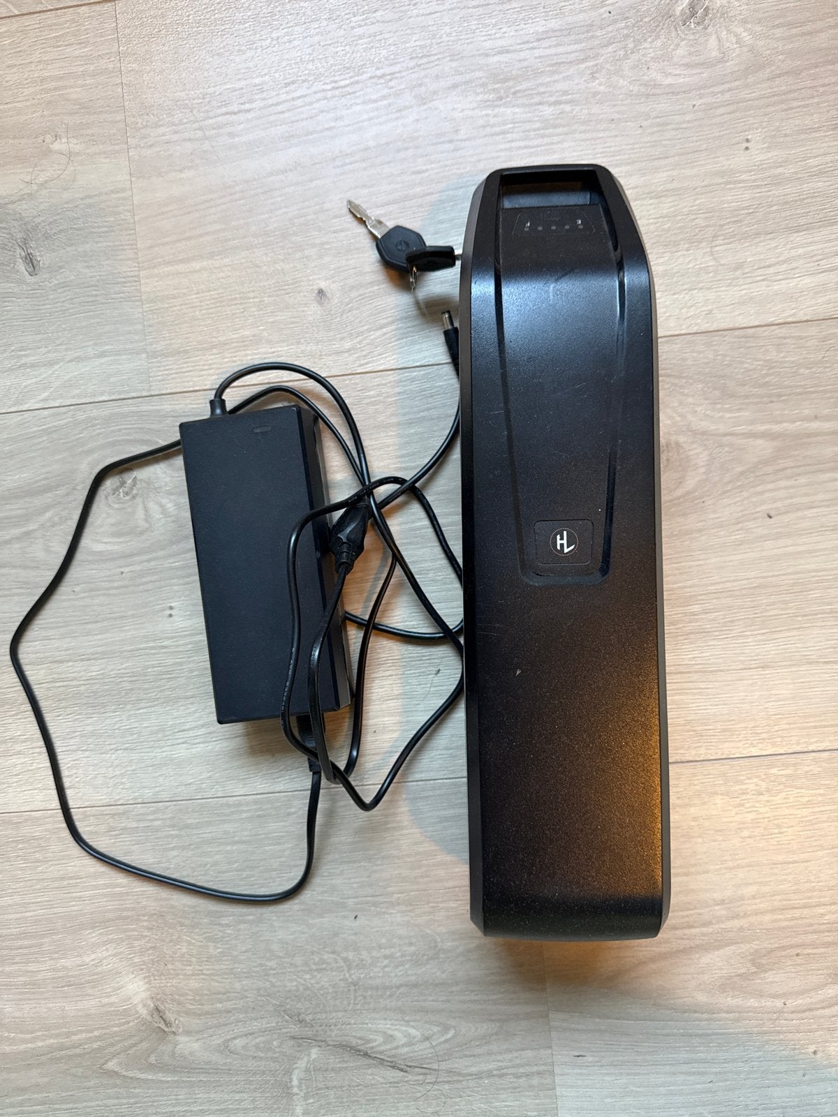 E-bike accu met oplader en sleutels, Fietsen en Brommers, Gebruikt
