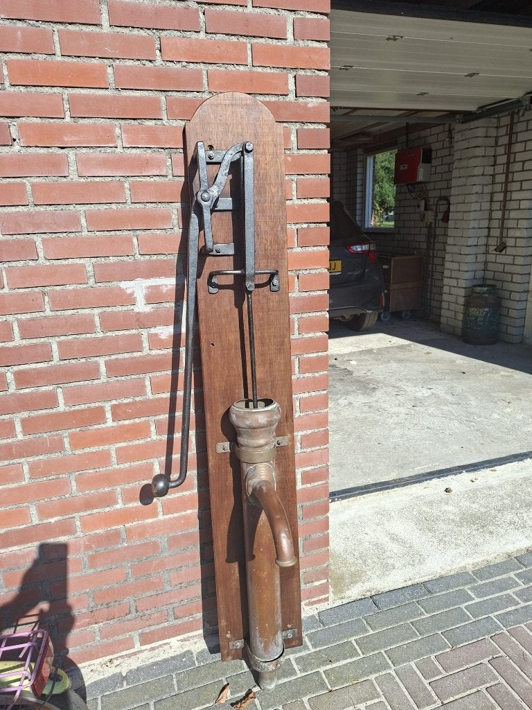 Antieke waterpomp op houten plank, Antiek en Kunst, Ophalen, Koper