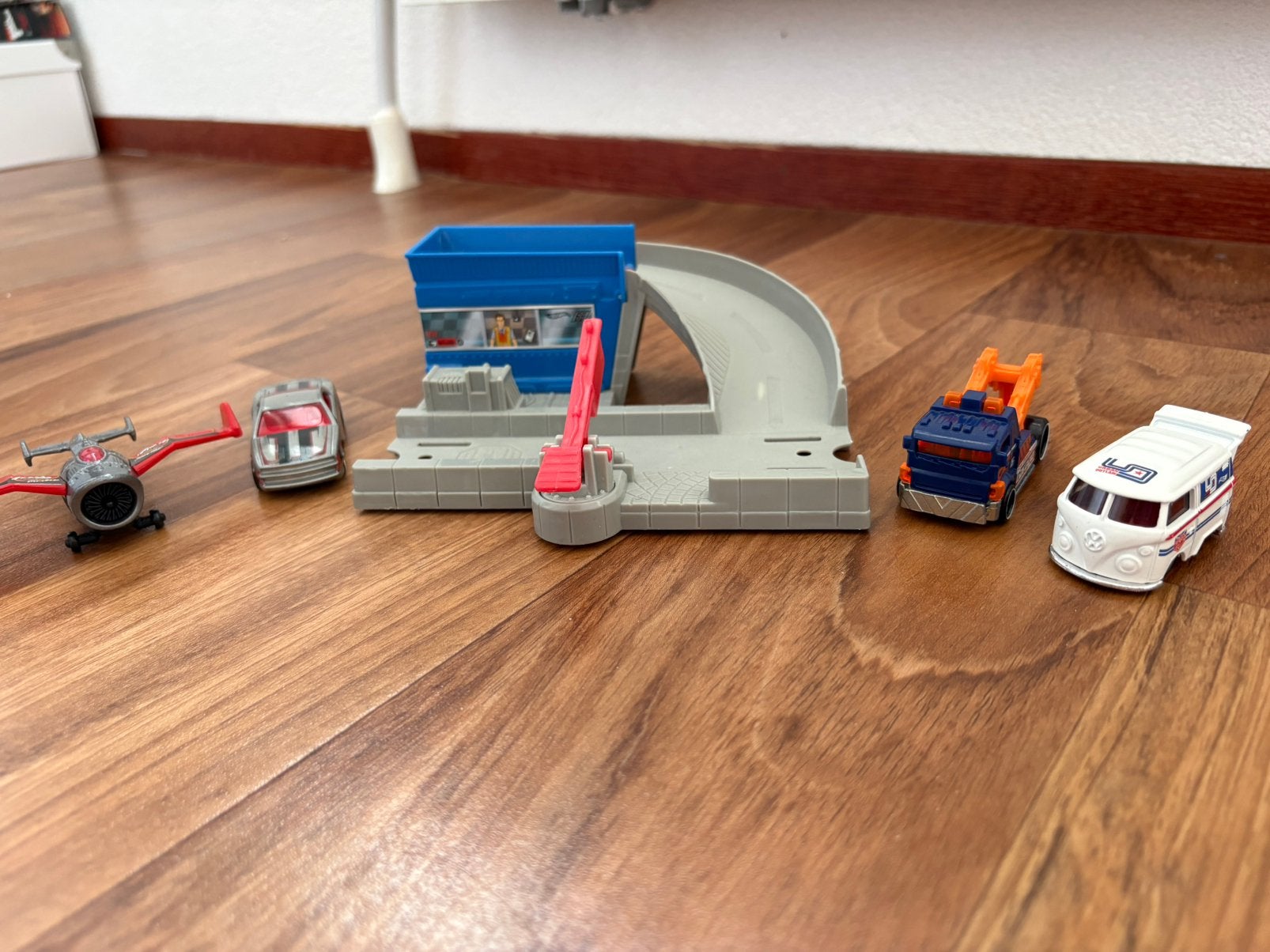 Hotwheels setje met vliegtuig en 3 auto’s, Ophalen of Verzenden, Gebruikt