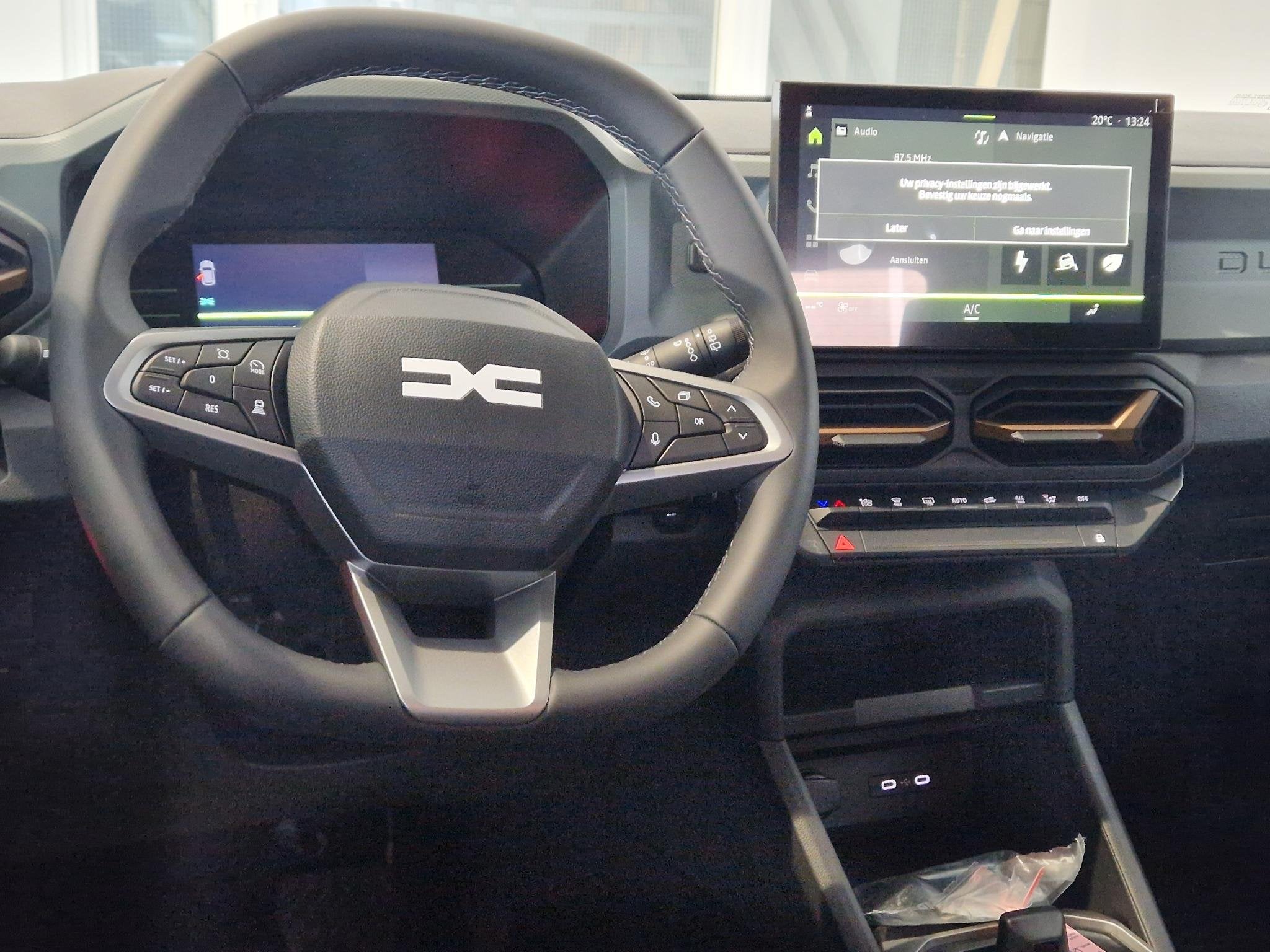 Dacia Duster 1.8 hybrid 155 extreme NIEUW VOORRAADKORTING PR, Auto's, 1380 kg, 1789 cc, Verwarmde buitenspiegels, Zwart