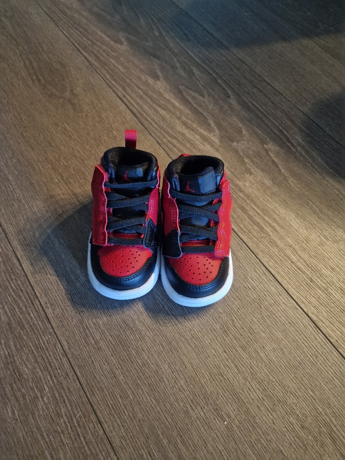 Jordan 1 Mid Alt (TD) - Zwart/Rood babyschoenen, Ophalen, Jongen of Meisje, Schoenen, Zo goed als nieuw