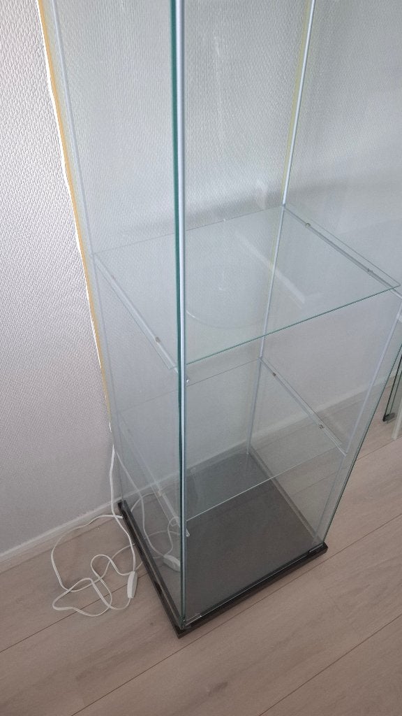 Ikea DETOLF vitrinekast (donkerbruin), Ophalen, Minder dan 50 cm, Donkerbruine onder- en bovenplaat, 150 tot 200 cm