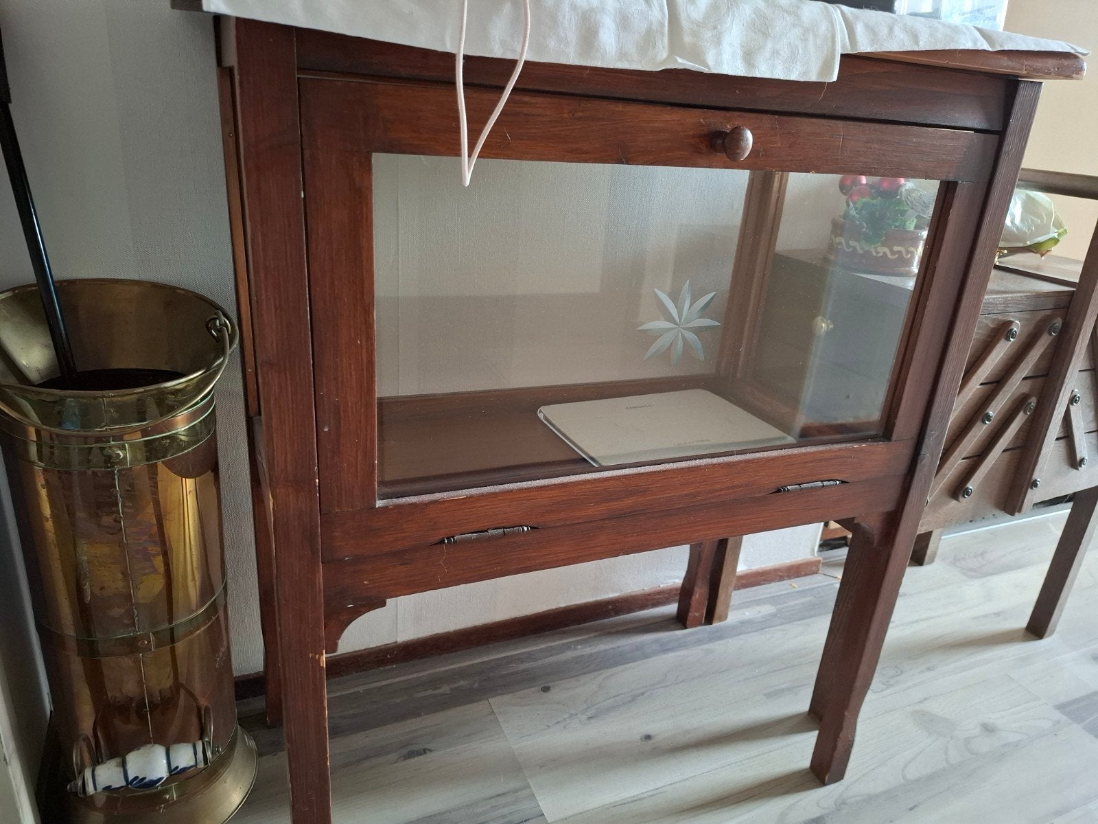 Grootmoeders theekastje met geslepen glas (ster zie foto), Antiek en Kunst, Curiosa en Brocante, Ophalen of Verzenden