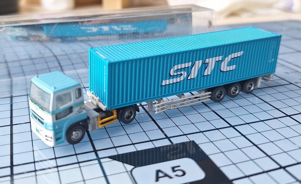 Mitsubishi truck met SITC container., Hobby en Vrije tijd, Ophalen of Verzenden, Nieuw, Bus of Vrachtwagen