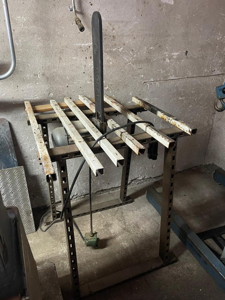 Kettingzaag op zaagtafel ideaal voor brandhout zagen, Doe-het-zelf en Verbouw, Ophalen