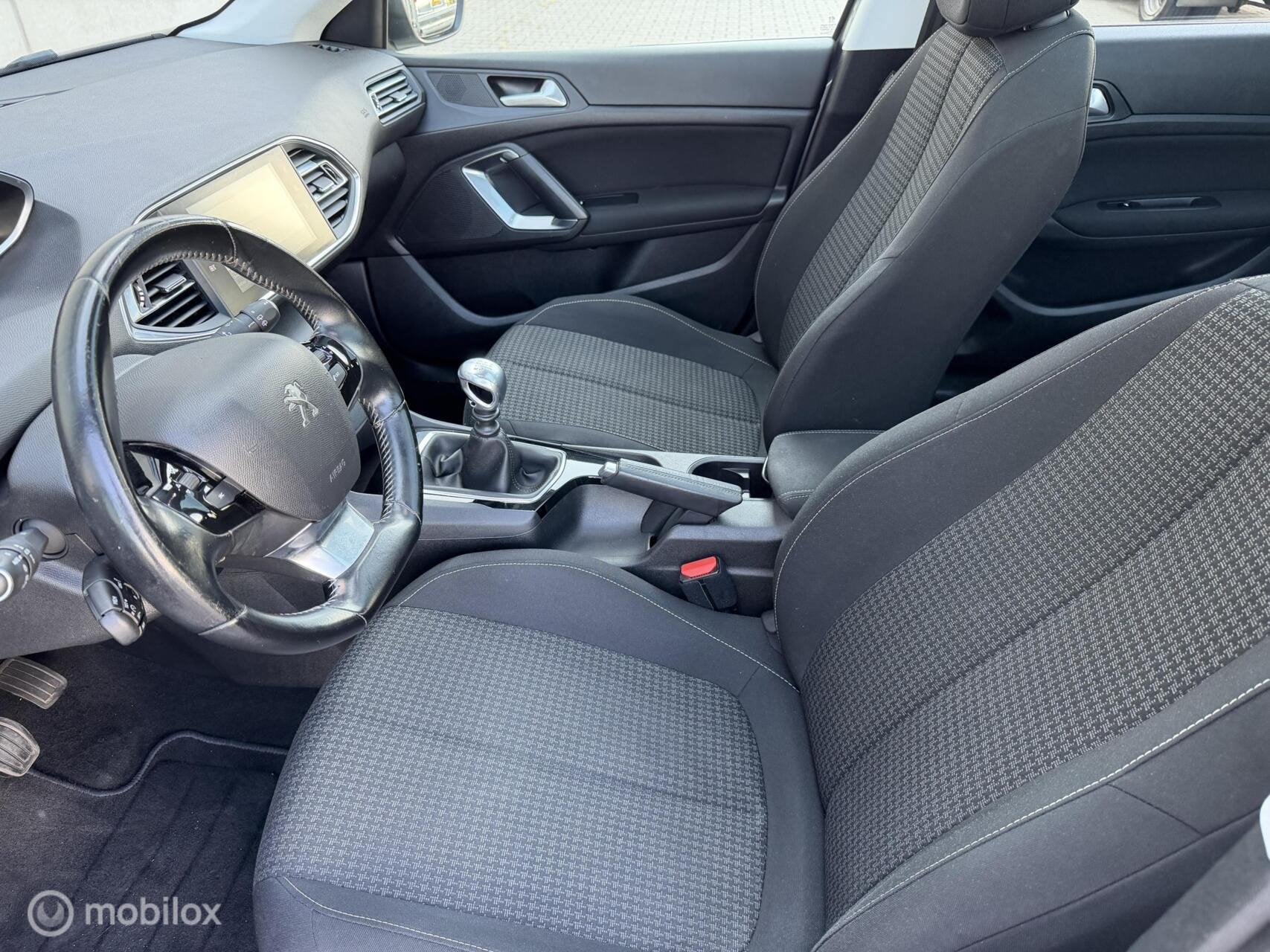 Foto 21 van Peugeot 308 1.2 PureTech Blue Lease Executive|PANO|LINE ASSI