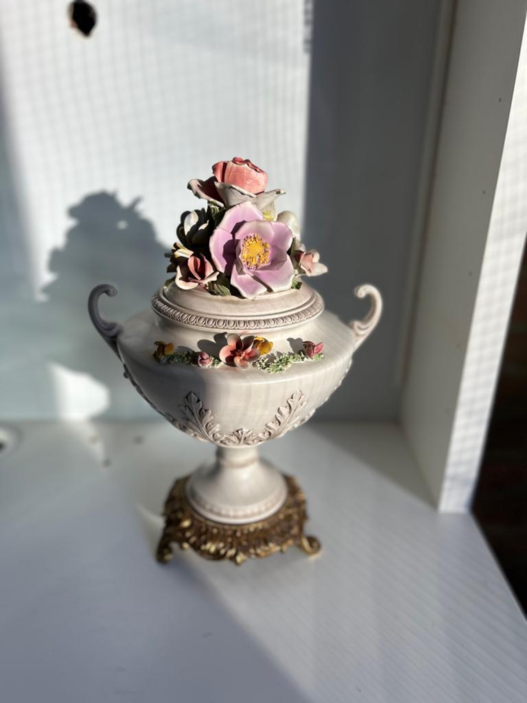 F.B.A.I Capodimonte vaas met bloemen en vergulde voet, Ophalen of Verzenden