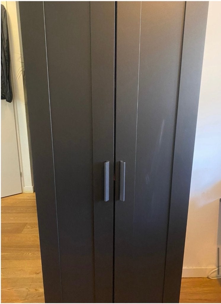 Zwarte IKEA kledingkast met hangerrek, Huis en Inrichting, Woonaccessoires | Wandplanken en Boekenplanken, Ophalen, Zo goed als nieuw