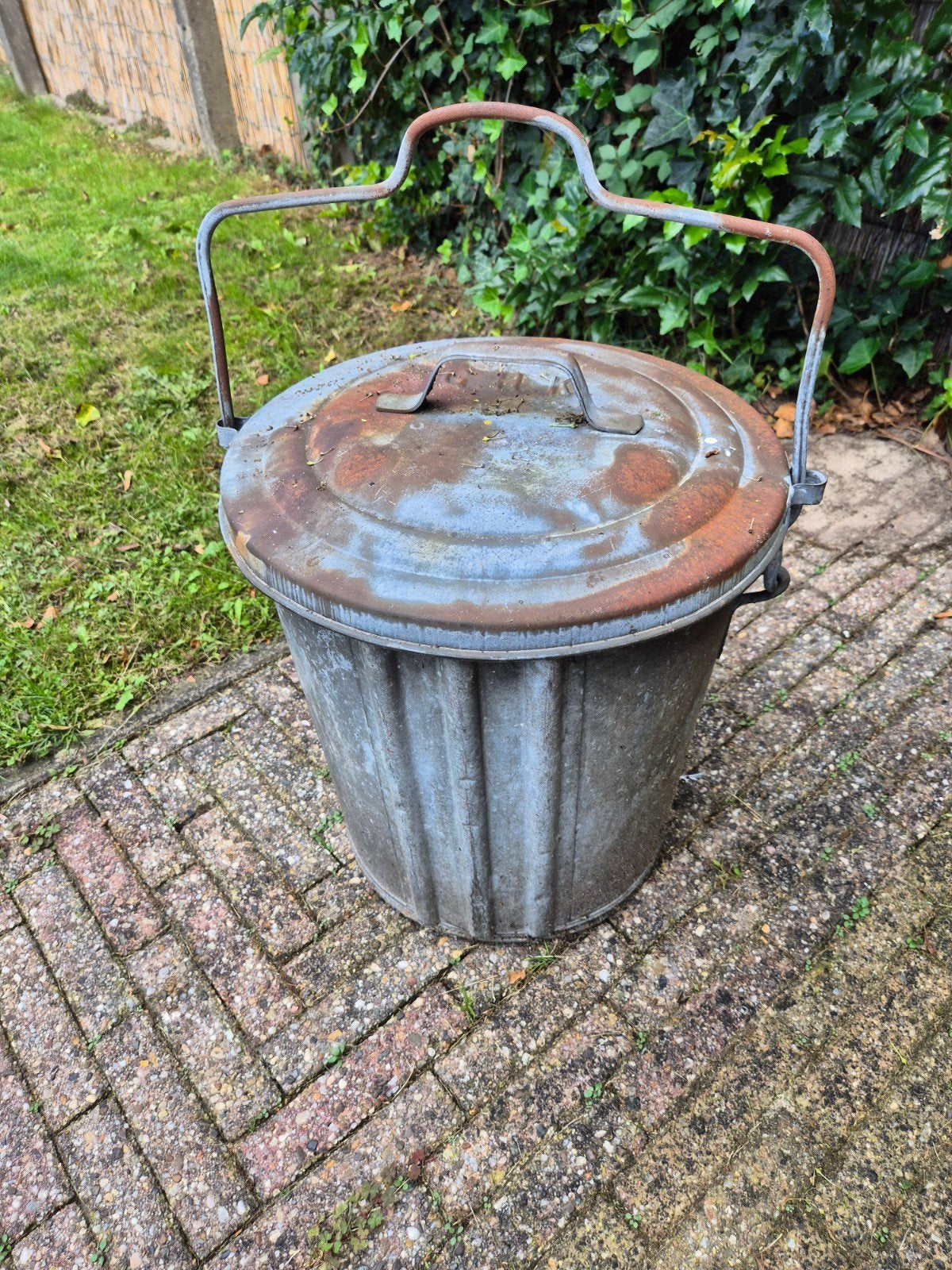 Oude zinken vuilnisbak met deksel en handvat, Ophalen