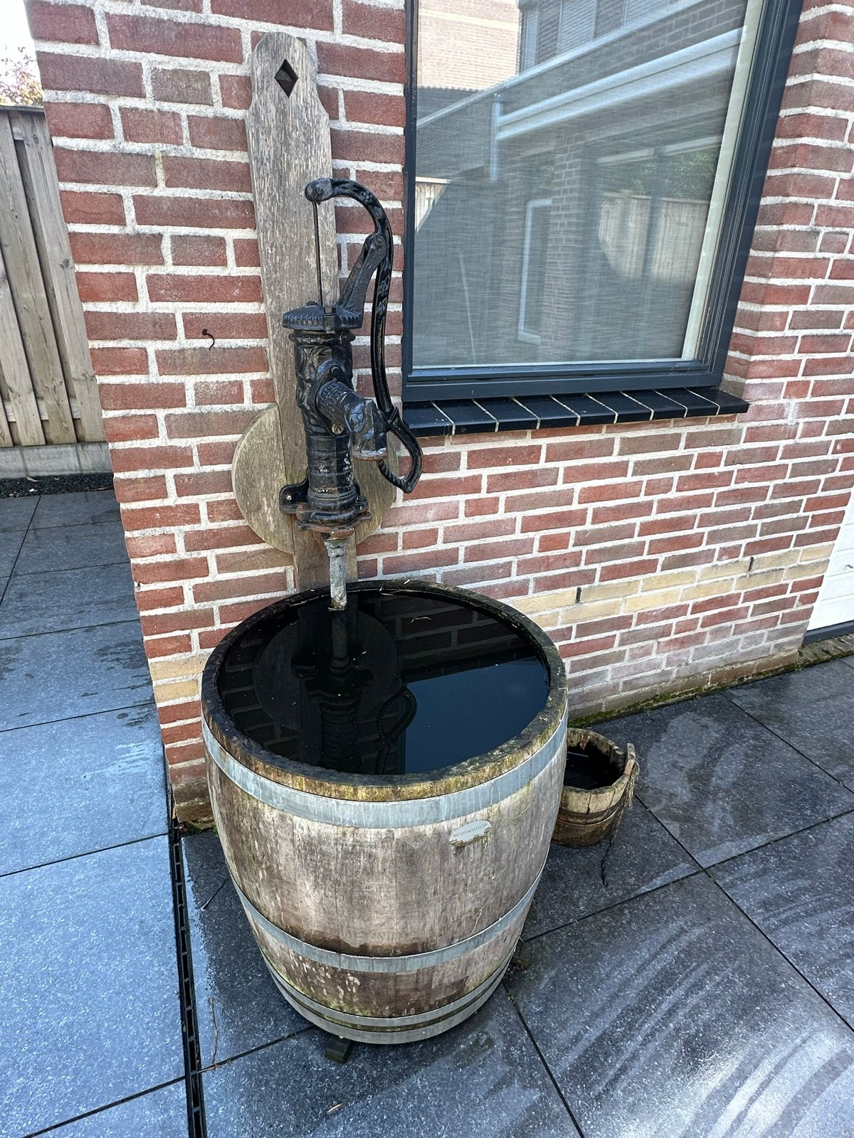 Decoratieve waterpomp met houten vat, Ophalen, Gebruikt