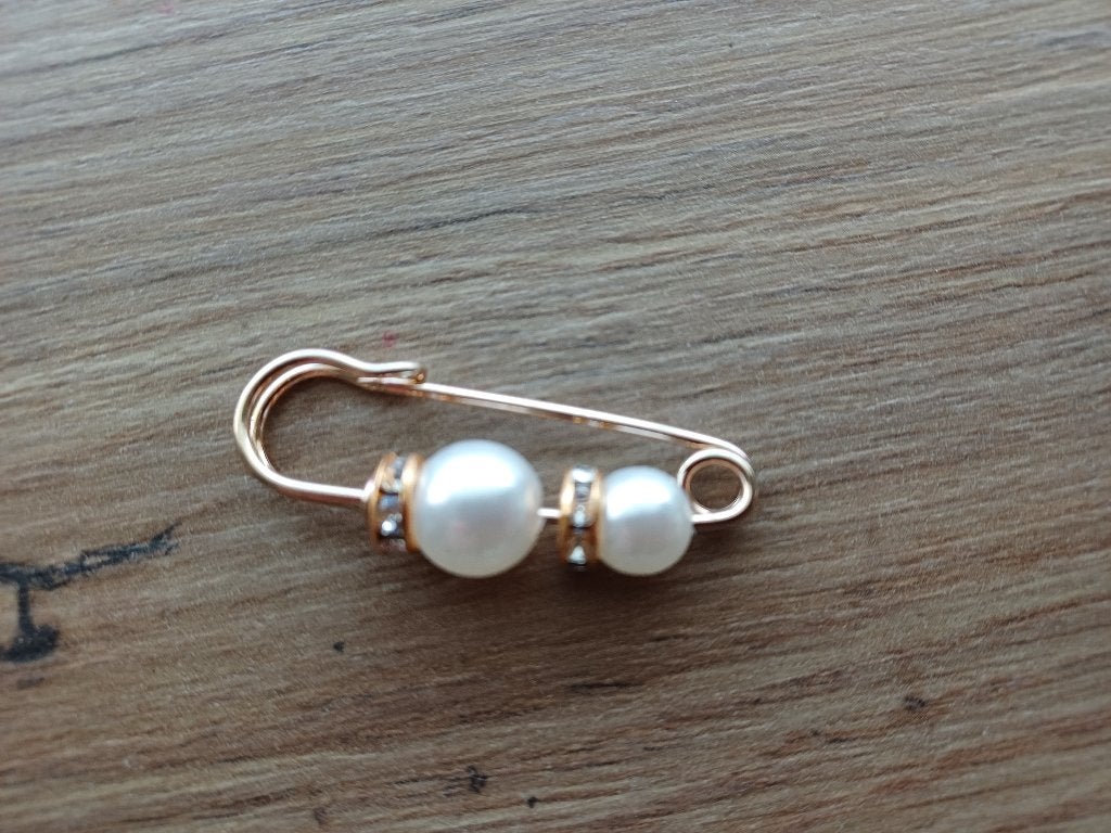 Nieuw goudkleurige broche met nepparels, Overige materialen, 4 tot 7 cm, Nieuw, Ophalen of Verzenden