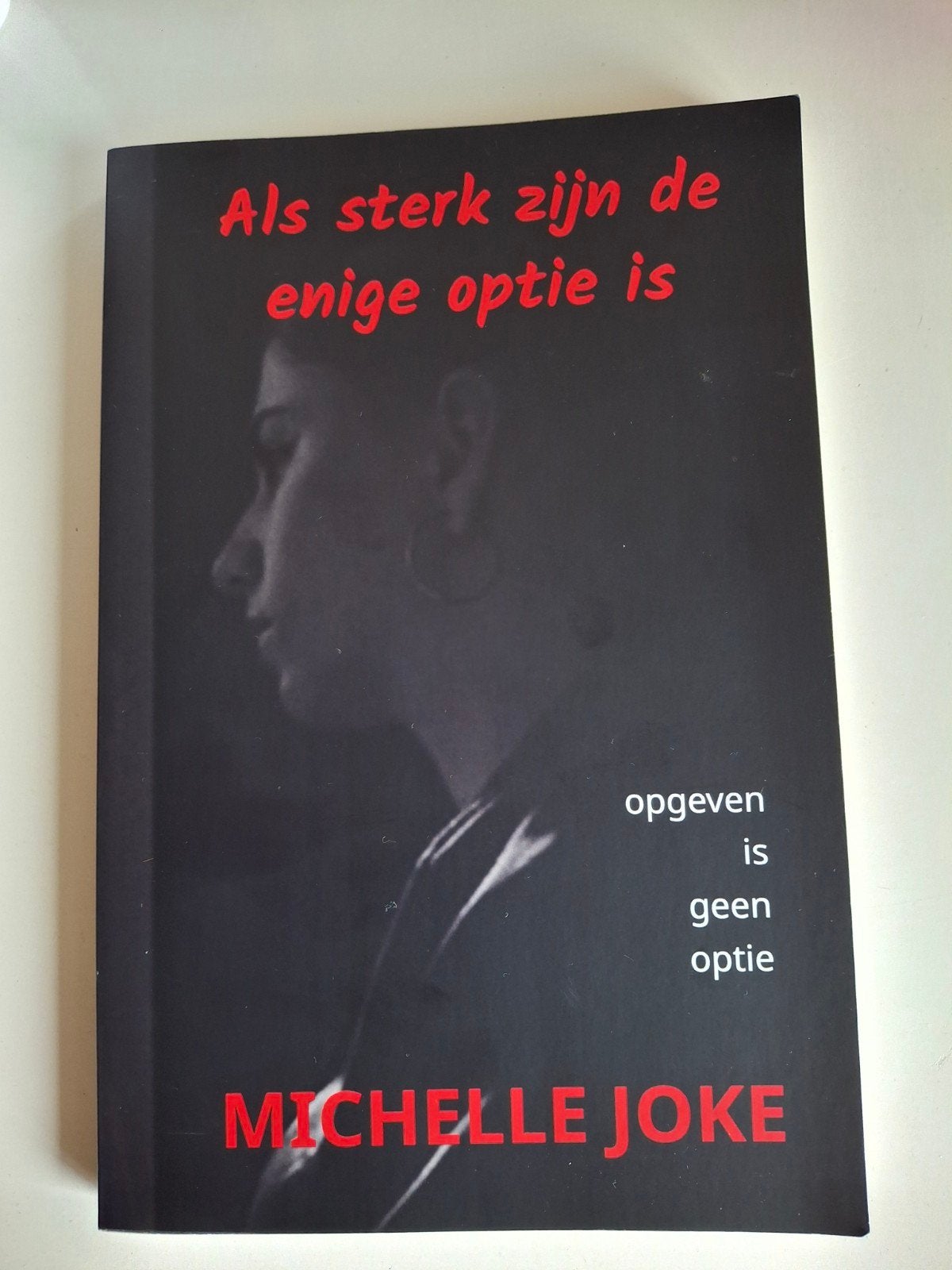 Boek: Als sterk zijn de enige optie is - Michelle Joke, Ophalen of Verzenden, Gelezen, Michelle Joke, Nederland