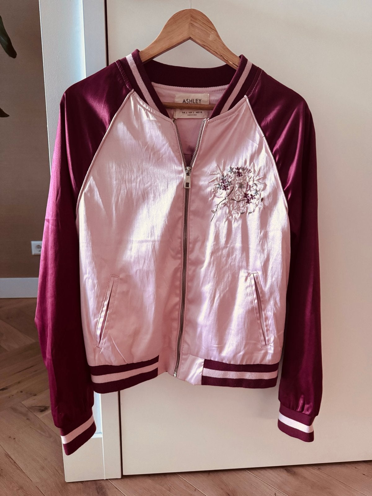 Ashley Bomberjack - Roze/Bordeaux met borduursel, Kleding | Dames, Maat 38/40 (M), Ophalen of Verzenden, Roze, Onbekend