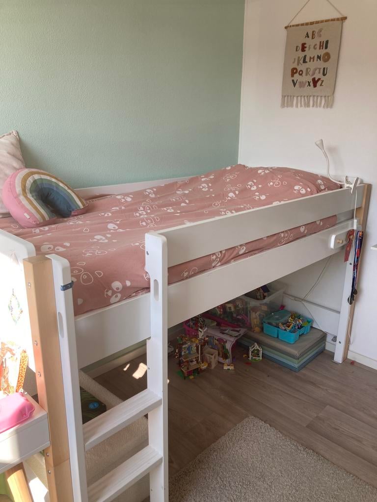Kinderbed / (half) hoogslaper, Kinderen en Baby's, Kinderkamer | Stapelbedden en Hoogslapers, Ophalen of Verzenden, Zo goed als nieuw