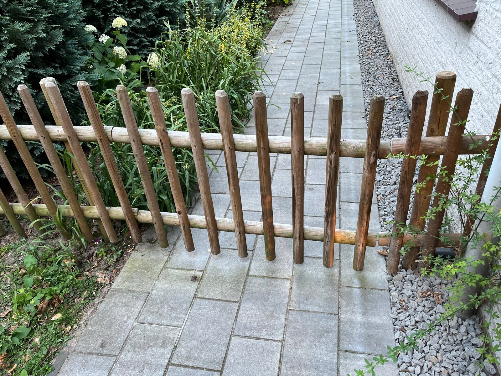 Houten hekwerk met poort en palen en zwart hang-en sluitwerk, Ophalen, Met poort, Gebruikt, Tuinhek