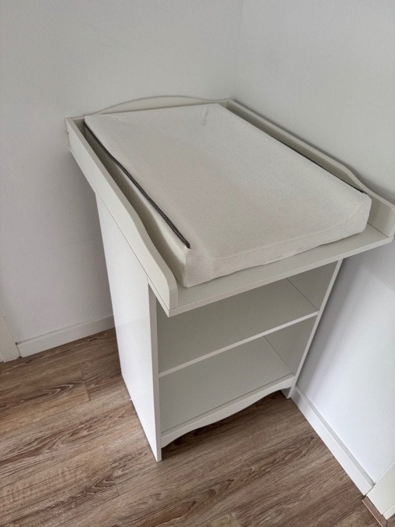 Commode/boekenkast Smagora(Changing table) zo goed als nieuw, Kinderen en Baby's, Kinderkamer | Commodes en Kasten, Ophalen, Minder dan 75 cm