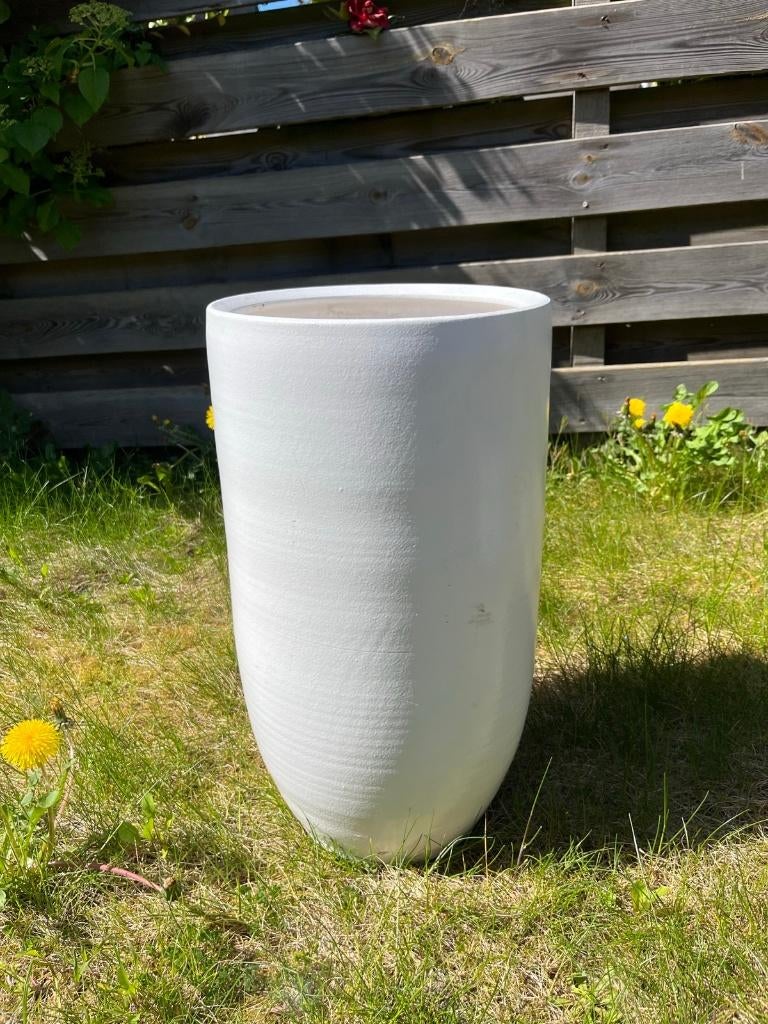 Witte hoge bloempot (modern, groot), Tuin en Terras, Bloempotten, Ophalen, Rond, Zo goed als nieuw, Balkon
