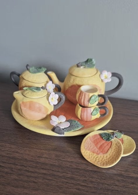 Schattig miniatuur theeserviesje met fruit en bloemen, Ophalen of Verzenden, Zo goed als nieuw, Gebruiksvoorwerp