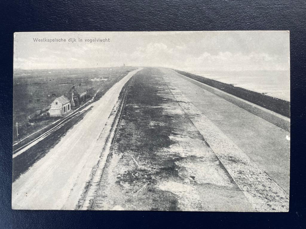 ansichtkaart van Westkapelle ; Westkapelsche dijk in vogelvl, Verzamelen, Verzenden, 1920 tot 1940
