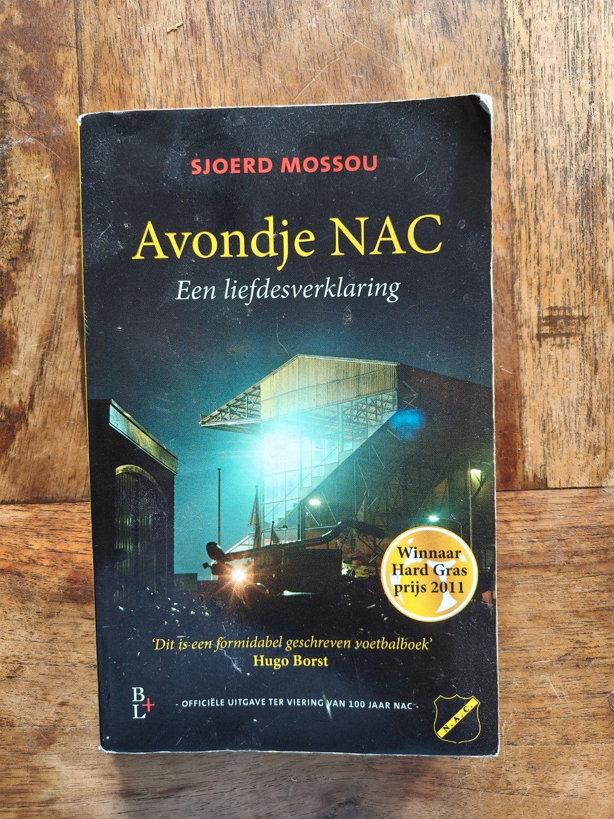 Avondje NAC - Een liefdesverklaring door Sjoerd Mossou, Boeken, Ophalen of Verzenden, Gelezen, Sjoerd Mossou, Overige sporten