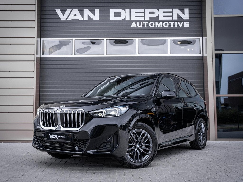 BMW X1 sDrive18i LCI M-Sport l Panorama l H&K l Memory l Tre, Auto's, BMW, 136 pk, Gebruikt, Zwart, Bedrijf