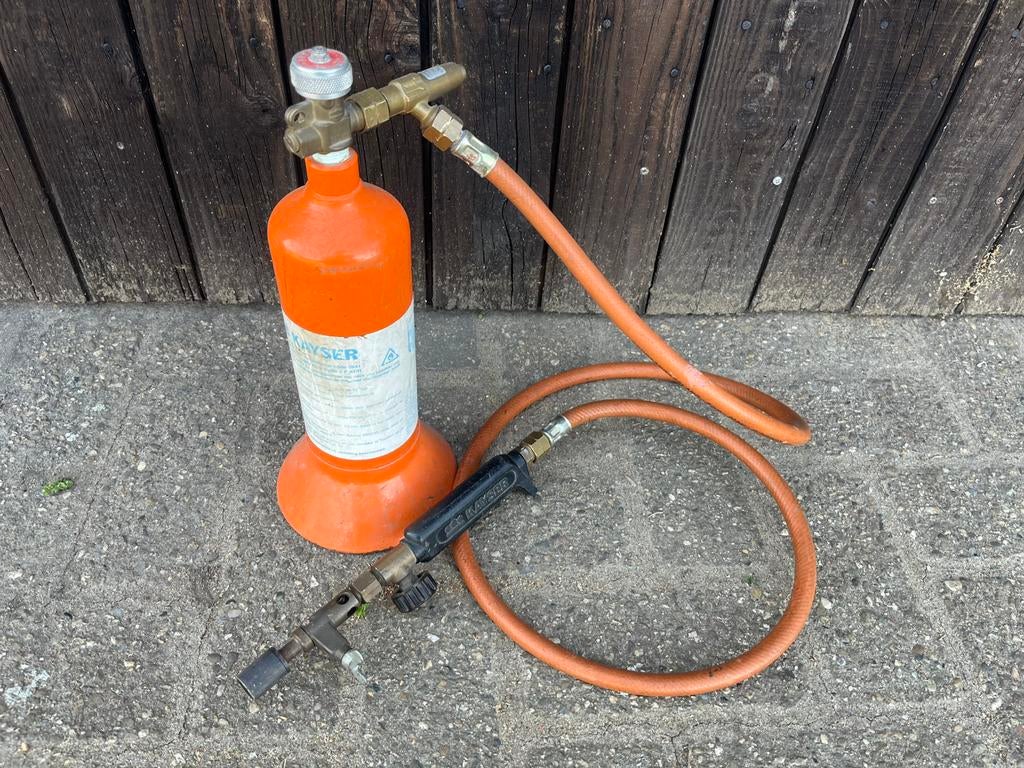 Opnieuw gevulde gasfles met brander, Ophalen
