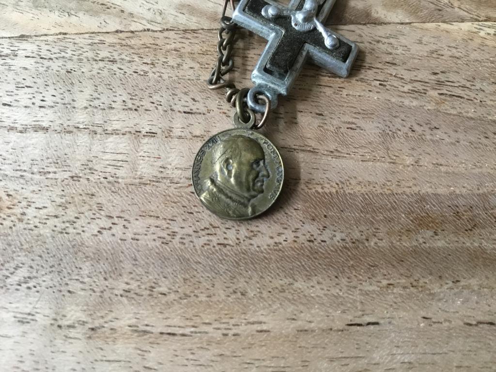 2 Oude rozenkransen, 1 met medaille van Paus Johannes XXlll, Ophalen of Verzenden, Gebruikt, Overige typen, Christendom | Katholiek