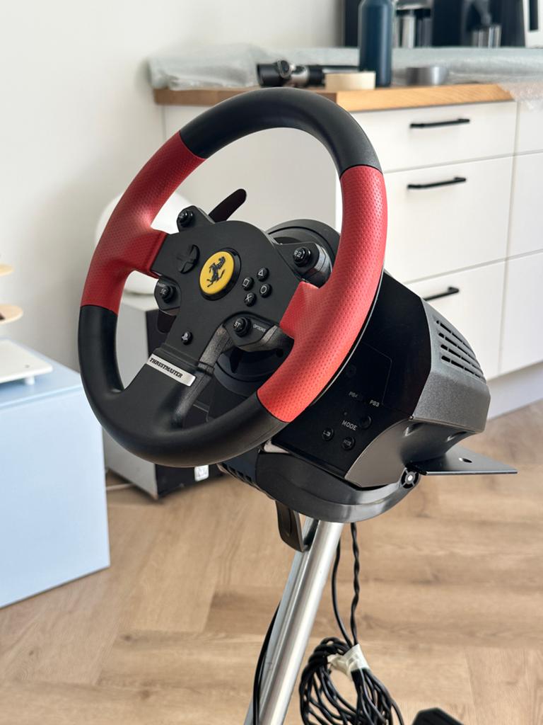 Thrustmaster T150 Ferrari Edition met racestuur stand, Ophalen, Overige merken, Zo goed als nieuw