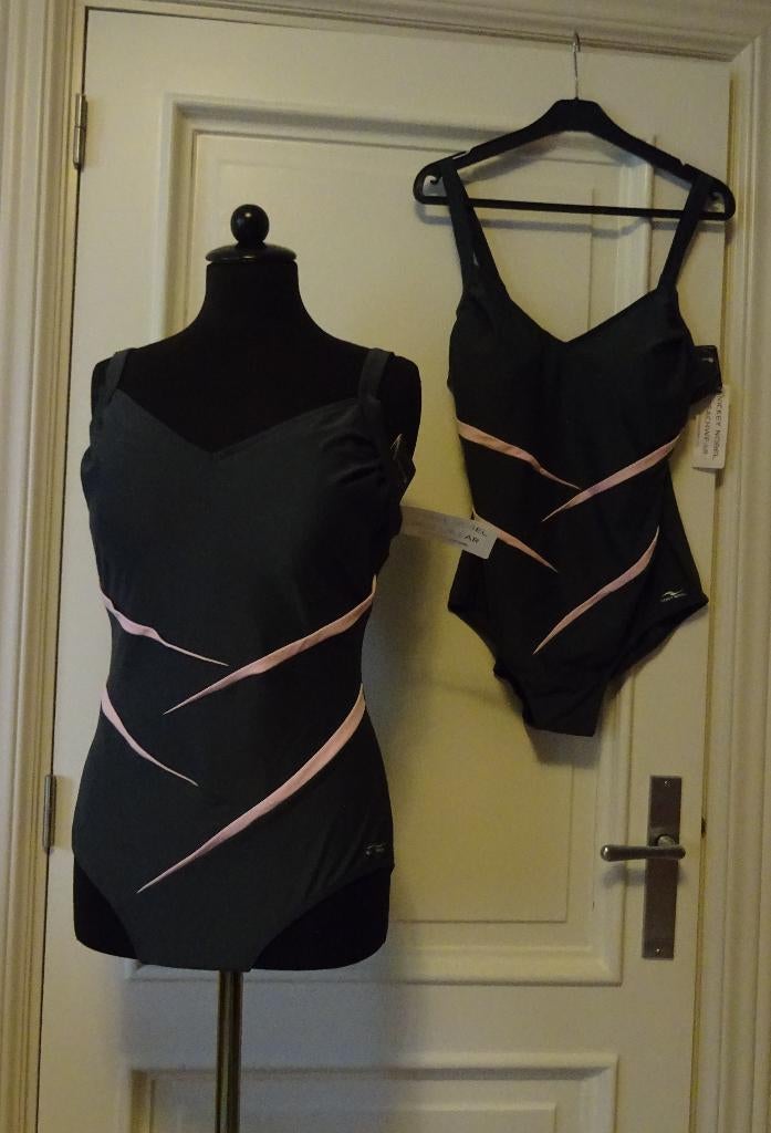 NIEUW Badpak Maat 50 Grijs met Rose strepen Merk: Nickey Nob, Kleding | Dames, Badmode en Zwemkleding, Nickey Nobel., Overige kleuren