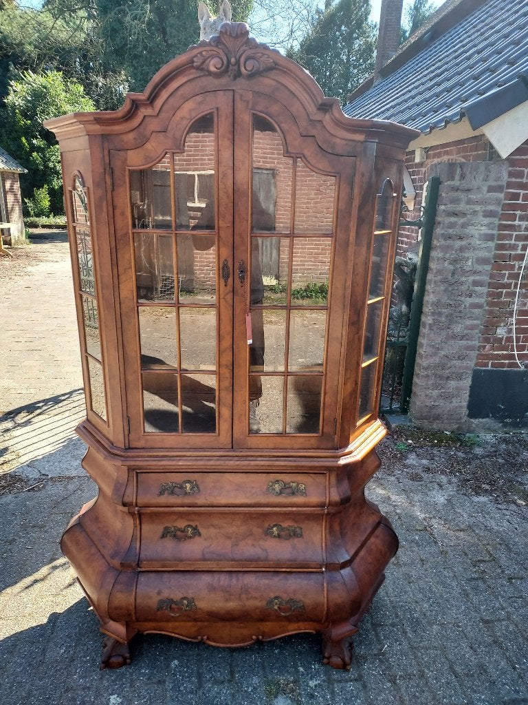 Barokstijl wortelnoten vitrinekast met dubbel gebogen buik., Antiek en Kunst, Ophalen