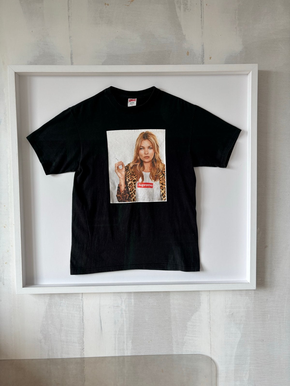 Framed Supreme Kate Moss Tee, Ophalen, Zo goed als nieuw, Maat 48/50 (M), Zwart