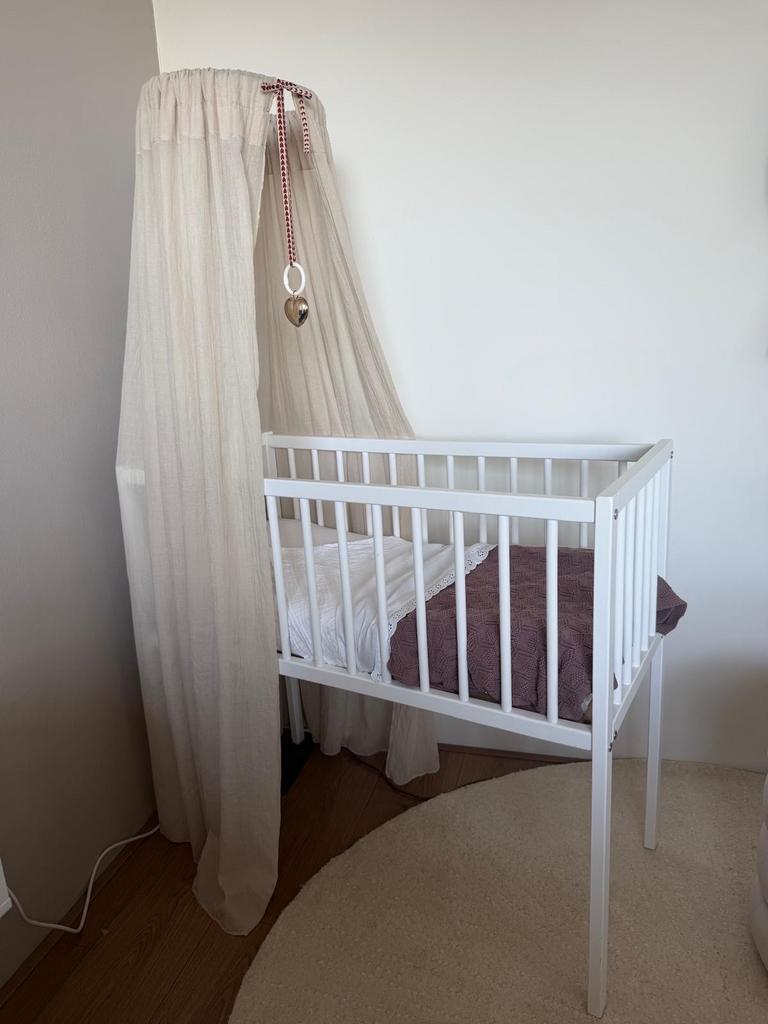 Witte wieg met hemeltje en matras, Kinderen en Baby's, Babywiegjes en Ledikanten, Ophalen, Zo goed als nieuw, Wieg
