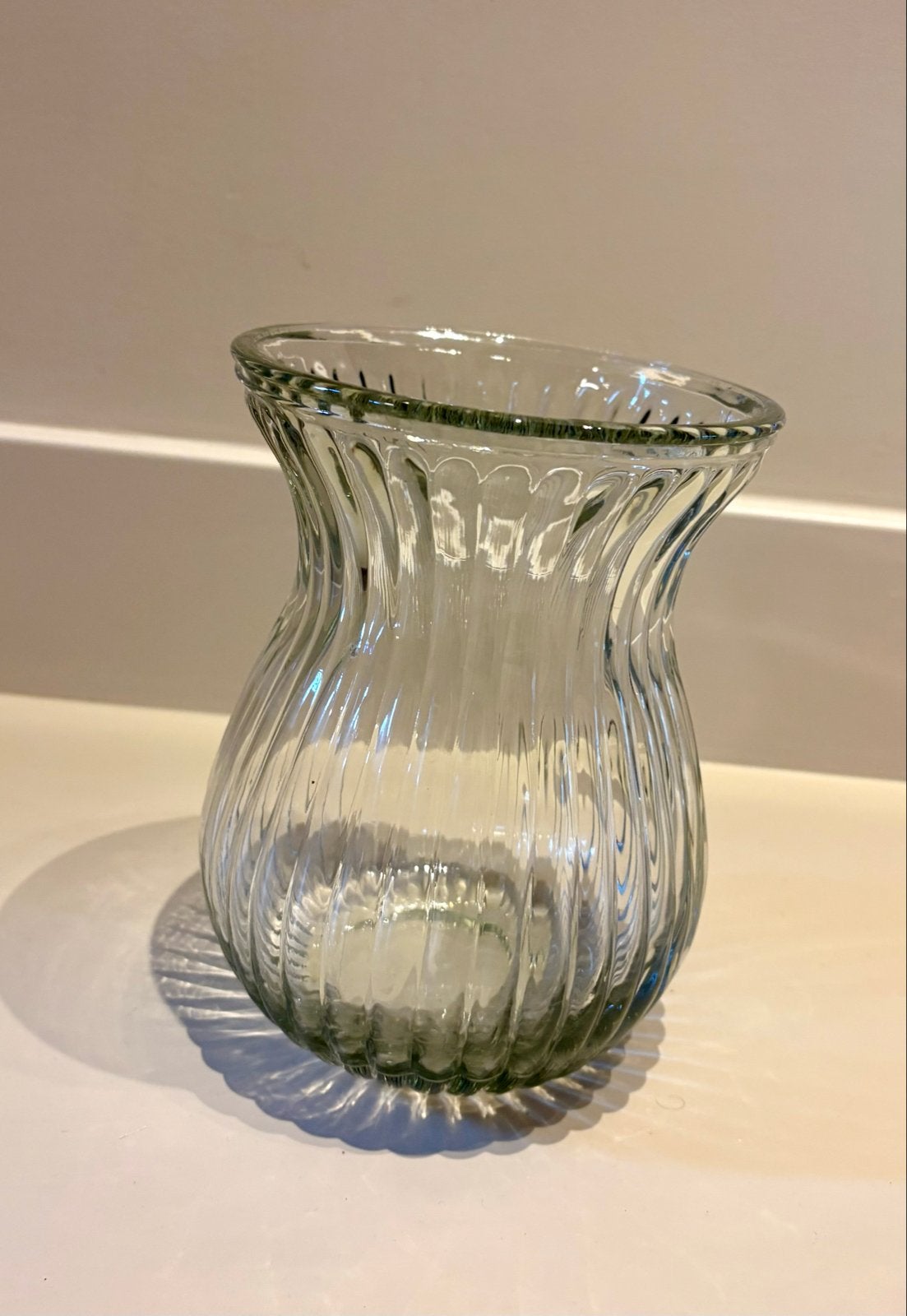 Glazen vaas met ribbels - Zo goed als nieuw, Met patroon/structuur, Transparant, Ophalen of Verzenden, Glas