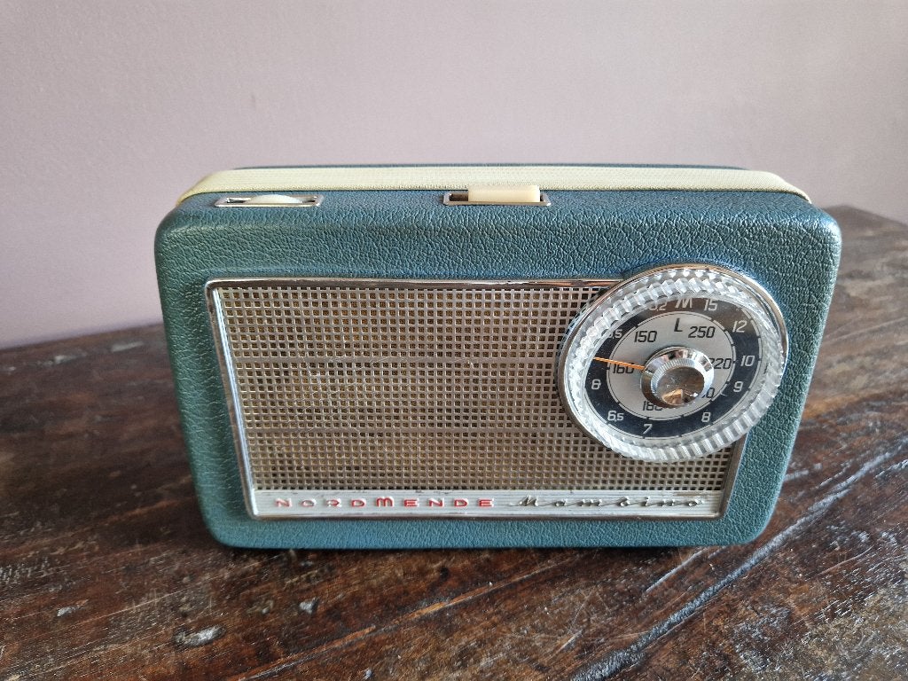 Nordmende Mambino E06 radio, Antiek en Kunst, Antiek | Tv's en Audio, Ophalen of Verzenden