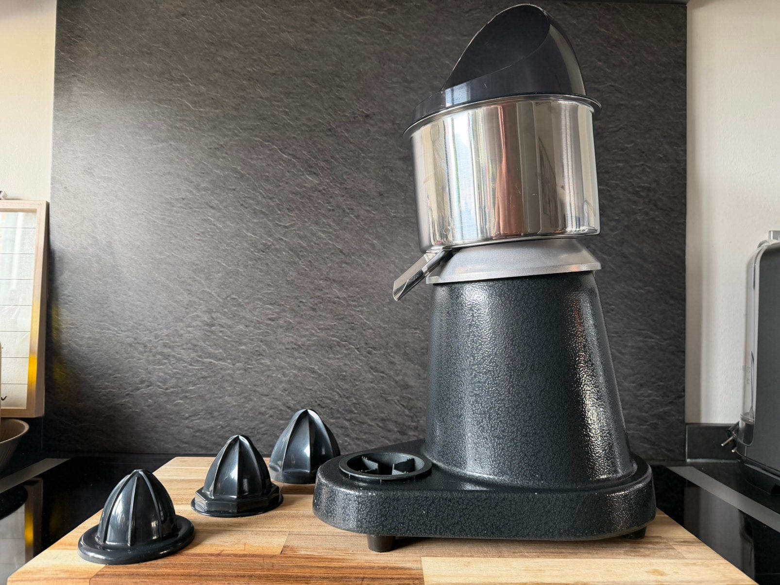 Hendi horeca juicer. Volledig staal. 3 koppen. Sterke motor., Ophalen of Verzenden, Gebruikt, Elektrisch, Citruspers