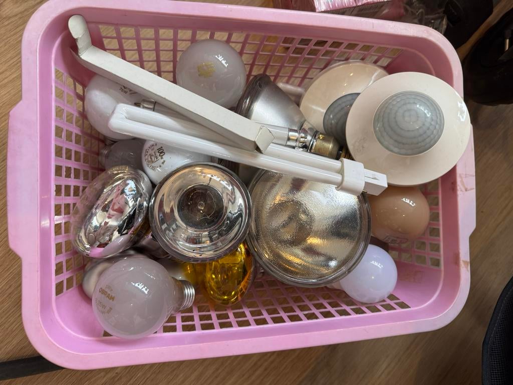 Mandje met lampen., Ophalen of Verzenden, E27 (groot), Led-lamp