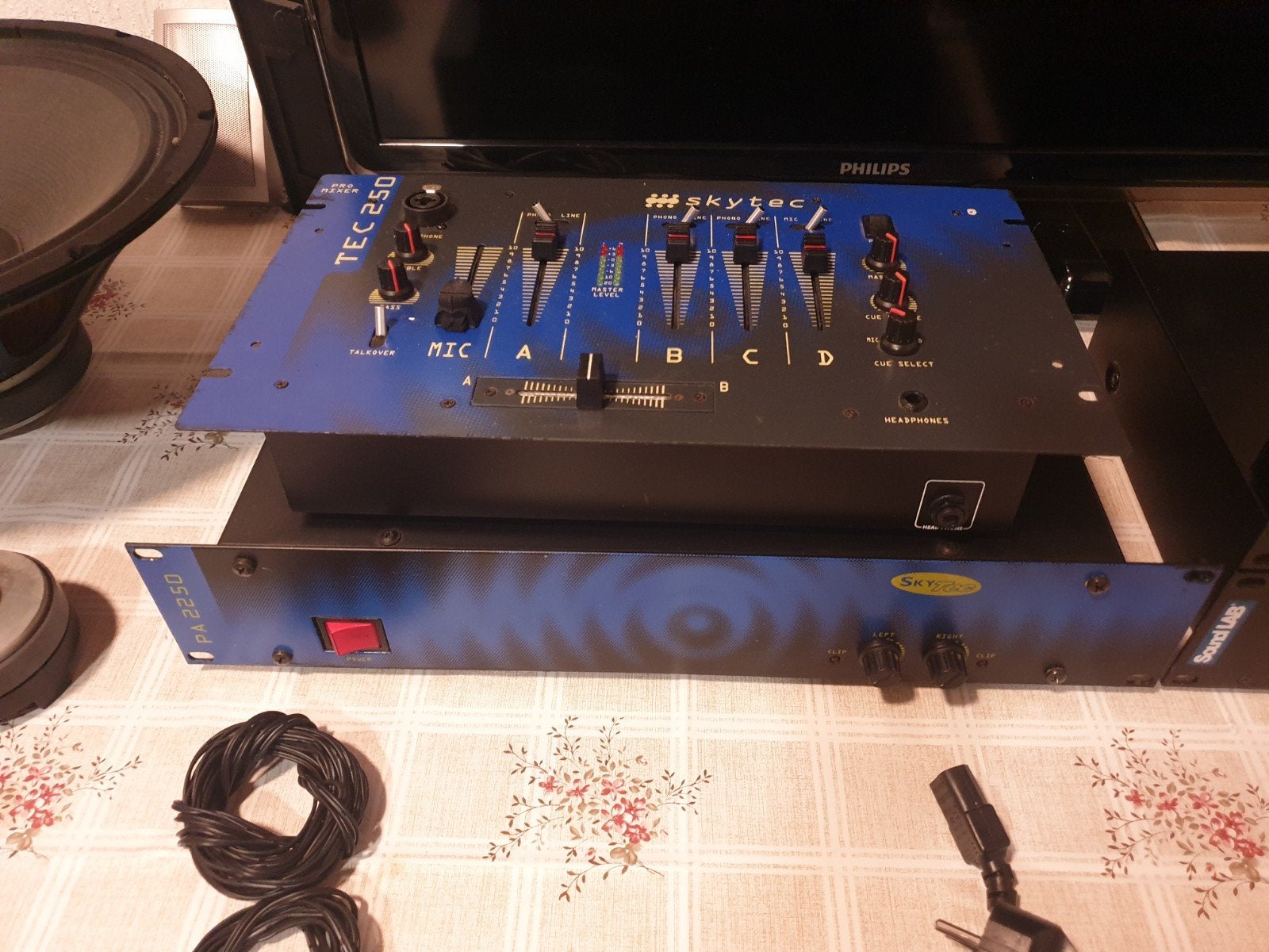 Skytec TEC 250 DJ Mixer en PA 2250 Versterker Set, Ophalen, Gebruikt, Minder dan 5 kanalen, Microfooningang