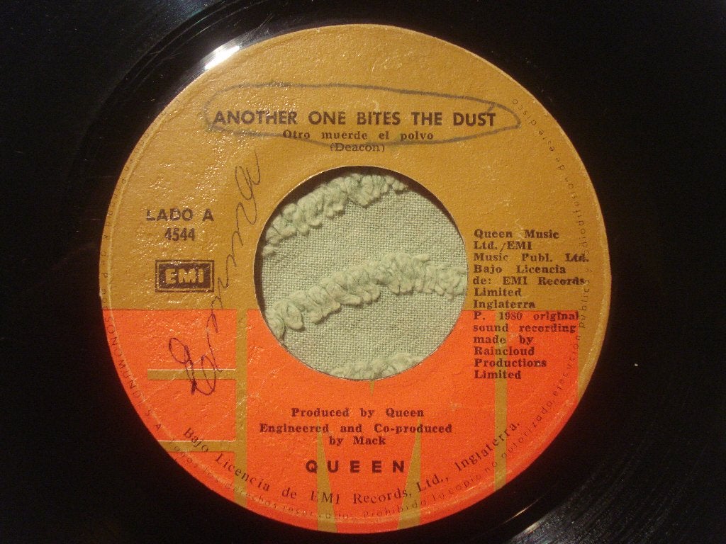 Queen 7” Vinyl Single: Another One Bites The Dust (Panama), Ophalen of Verzenden, Gebruikt, 7 inch, Rock en Metal