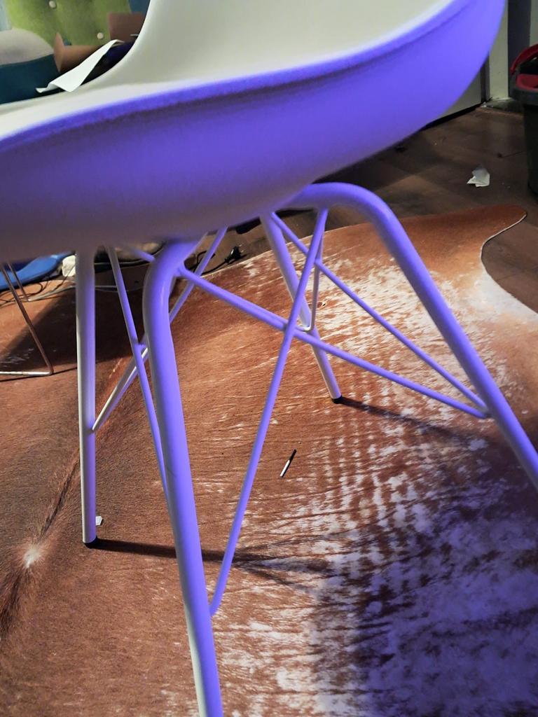 stoel met metalen onderstel, Huis en Inrichting, Stoelen, Ophalen, Kunststof, Gebruikt, Wit